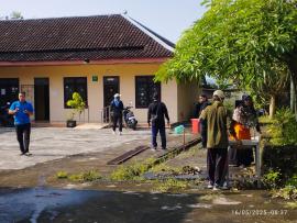 KERJA BAKTI DI LINGKUNGAN BALAI KALURAHAN PENGKOK